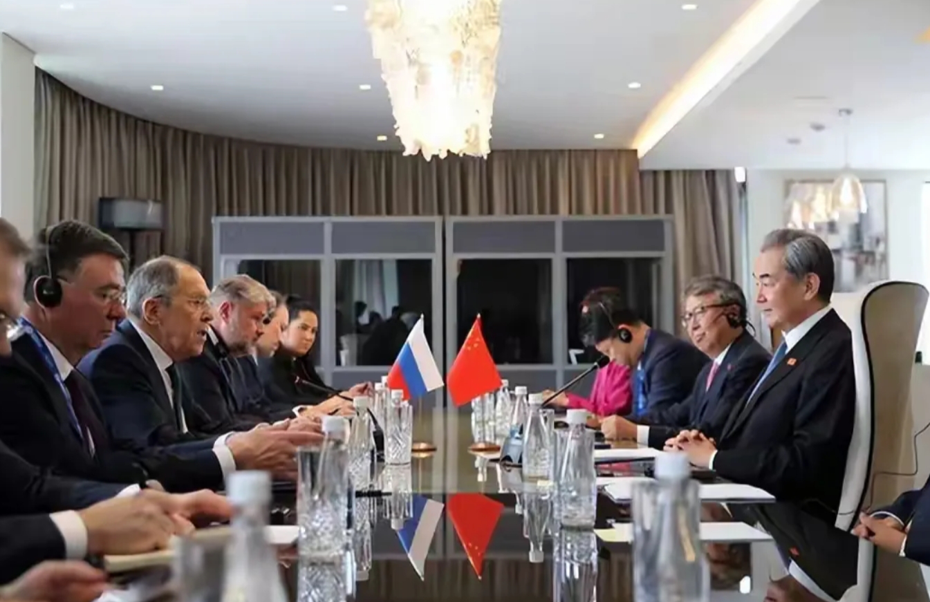 中国外长当面告知拉夫罗夫，中俄关系有新说法，俄总统普京应牢记。

王毅外长说，世