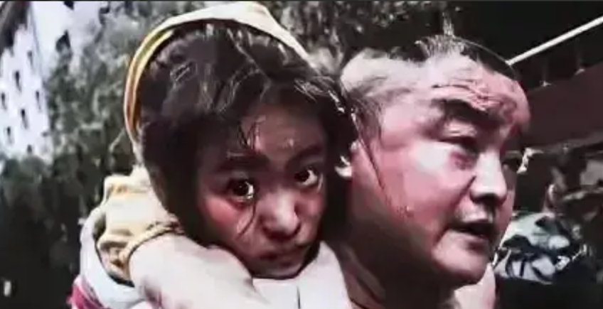 2008年，汶川地震，11岁的李佳芹被埋在废墟下十几个小时，她的父亲却不顾他人的