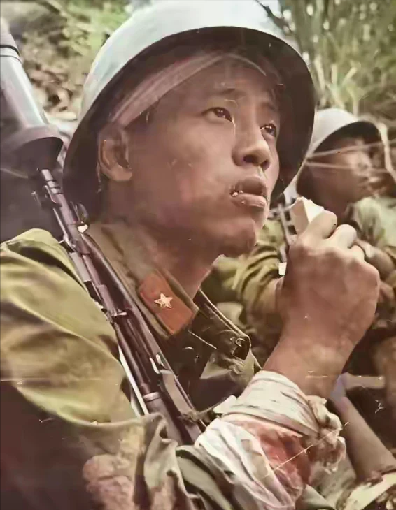 1987年4月20日 ，在老山战役，越军手持喷火器，喷向我方弹药库，一名嘴啃压缩