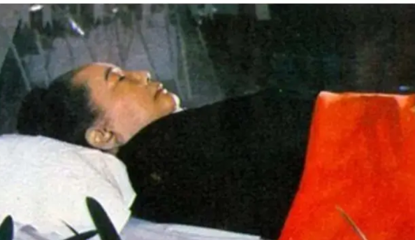 1981年，宋庆龄在生命的最后时刻，握住挚友沈粹缜的手，泪水夺眶而出，满是对妹妹