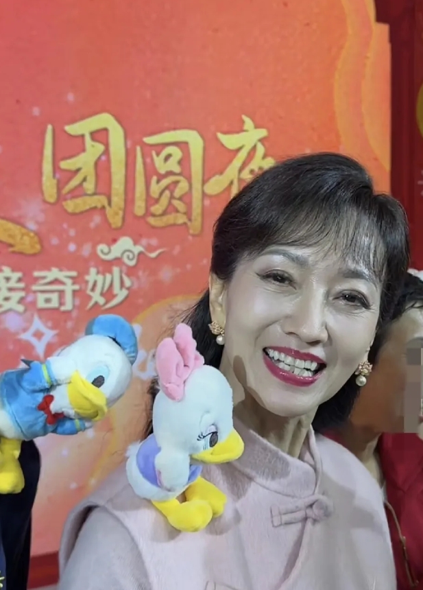 她到底给自己加了几级美颜？左边是生图，右边是本人发的，看起来年龄足足相差几十岁啊