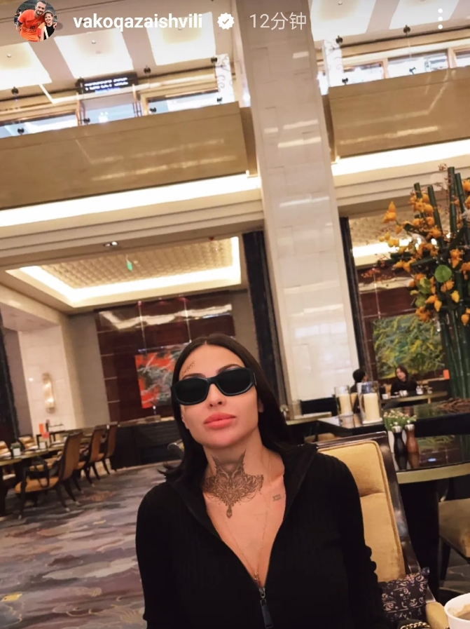 瓦科女友的脖子上纹的是什么？