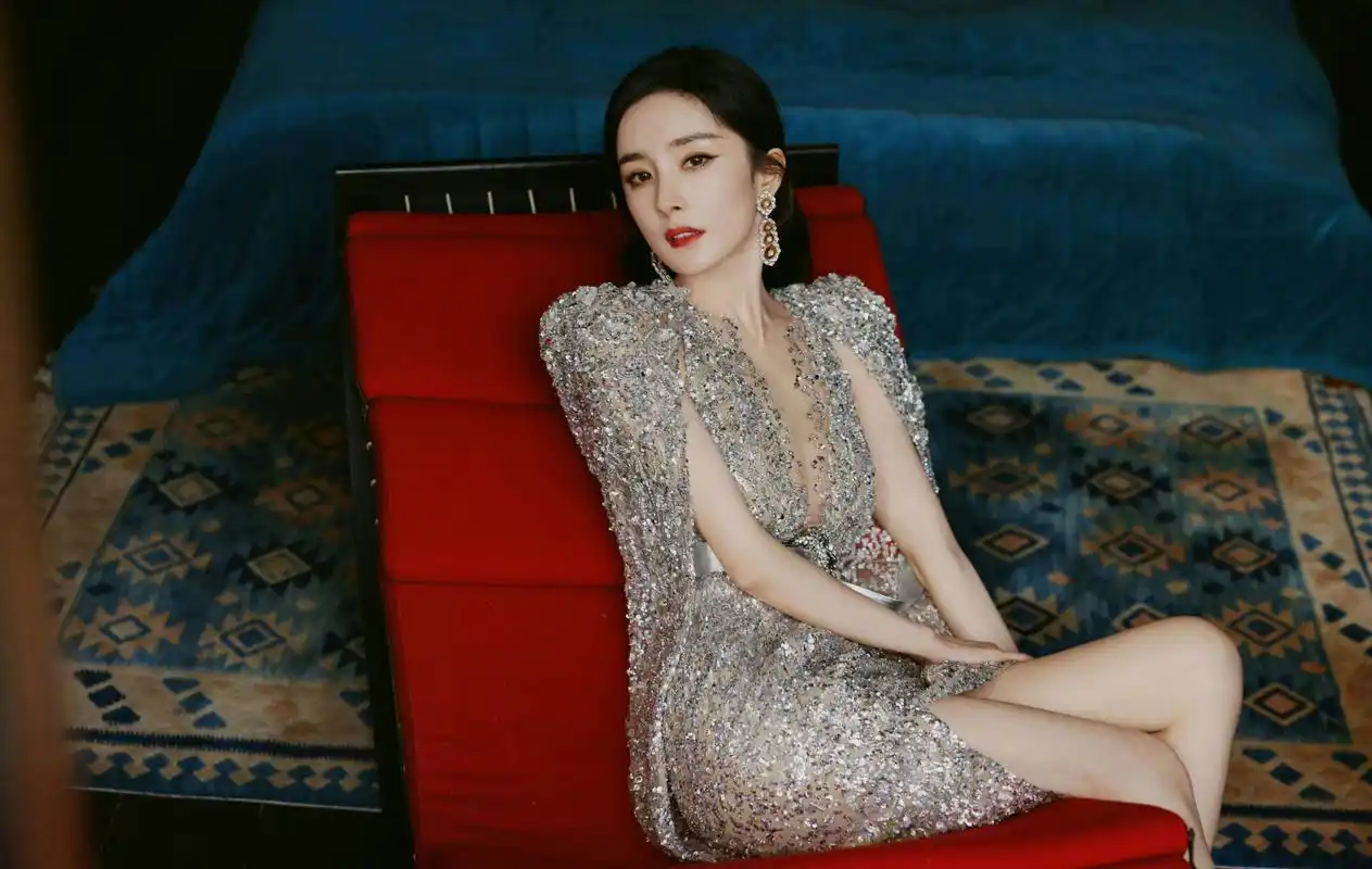 当年一个清华知名教授杨晓京接受采访：我们家的孩子，只要没考上清华，都是笨蛋。我有