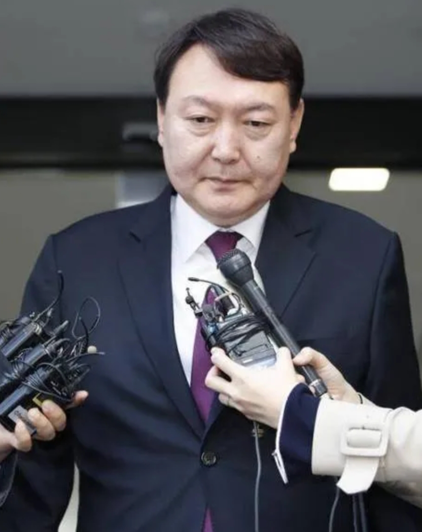 伊锡悦一旦入狱，罪加一等。
惨了，韩国总统伊锡悦终难逃韩国警方追捕，一旦入狱，抗