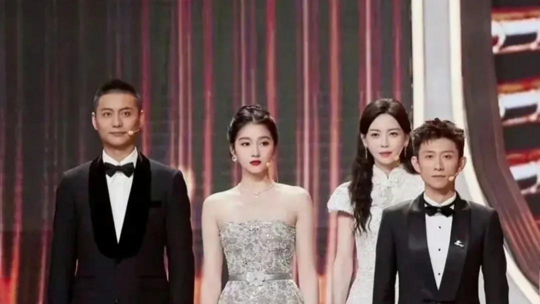 关晓彤的身高不止1米72，和黄景瑜同框，看起来有1米80