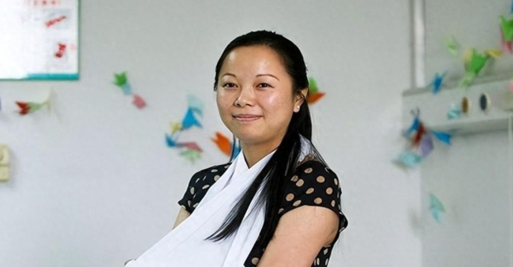 2011年，杭州的妈妈吴菊萍，31岁，徒手接住了从10楼掉下来的女童，手臂断成三