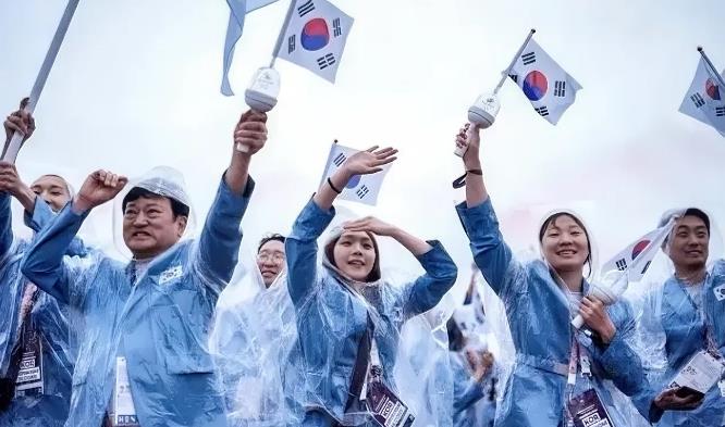 彻底破防了！韩国网民对奥运会主办方巴黎奥组委骂声一片。开幕式上解说员当着全球观众