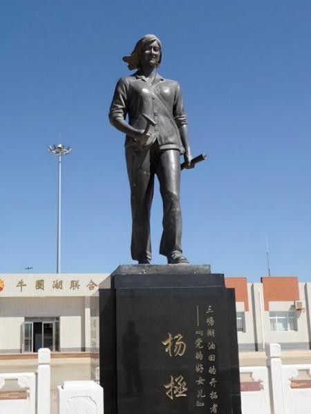 杨虎城因与张学良共同发动西安事变，绑架蒋介石，从而推动国共合作。然而，与张学良相