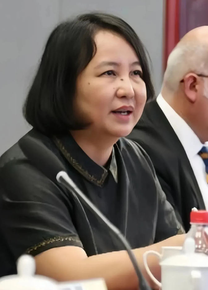 余某违停事件初步处理结果出炉，六个万万没想到：

1、没想到视频中的神秘男子是其
