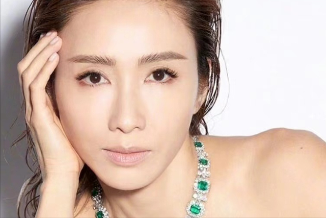 15年前,为报恩嫁给隐疾富豪的她,脸垮成这样,如今后悔了吗?(女孩为了报恩竟然嫁给瘫痪)-第2张图片-九妖电影 15年前,为报恩嫁给隐疾富豪的她,脸垮成这样,如今后悔了吗?(女孩为了报恩竟然嫁给瘫痪)-第2张图片-九妖电影