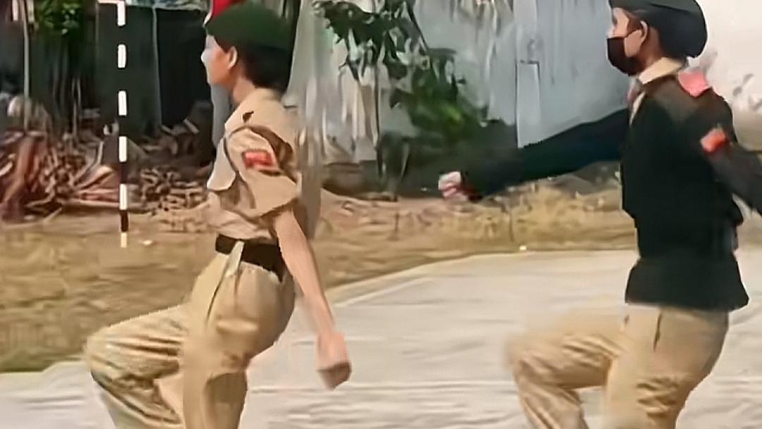 这是印度军队的女兵们正在接受射击训练的画面