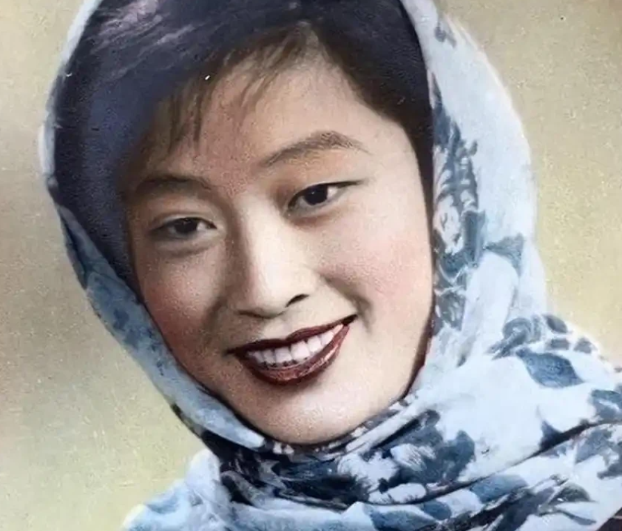 1953年的秦腔女演员孟遏云前往朝鲜参加慰问演出，但他有一个怪癖，从不在公共浴室