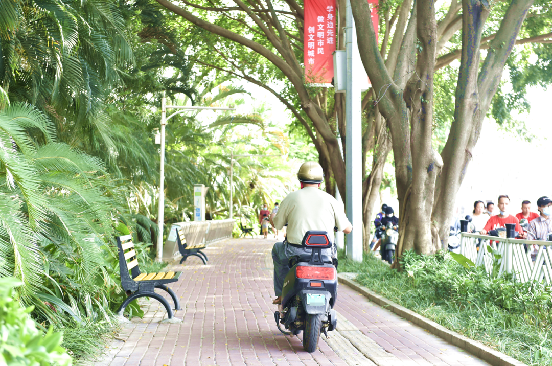 一位某大学的教授下班后，骑着自行车去接孩子放学，因为在人行道上借道骑行了一会，就