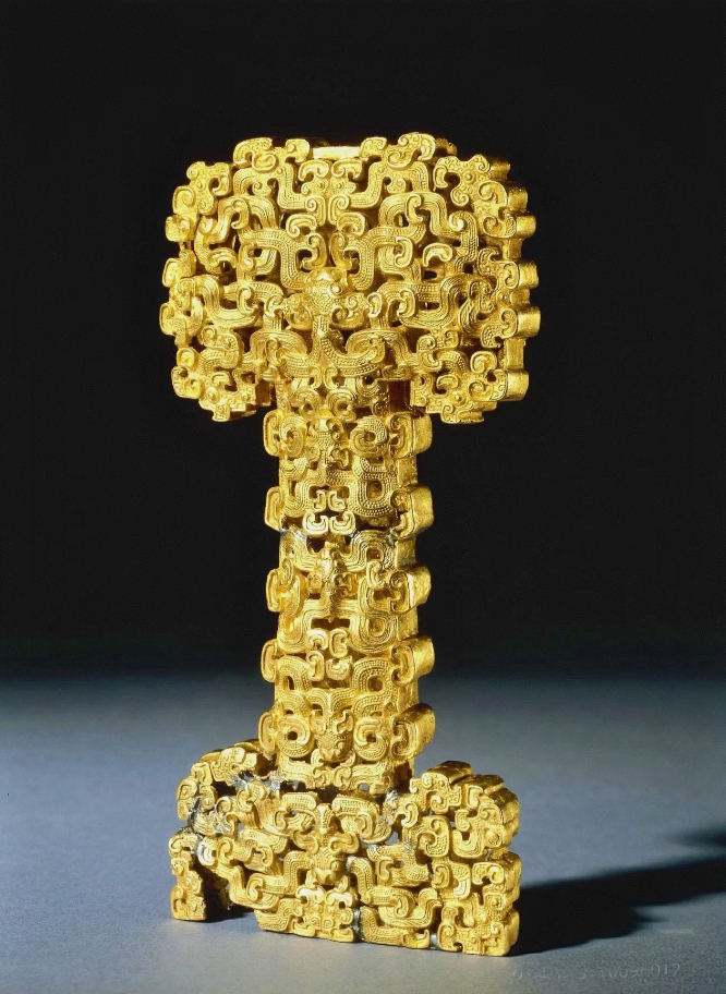 这是东周的黄金剑柄，全部都用稀世珍宝打造而成，只可惜它目前存放于大英博物馆中。