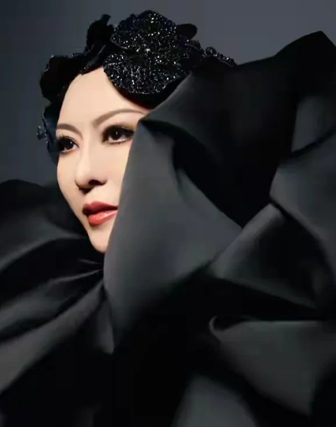 向太只敢露个脸出来，向太好喜欢带帽子，就是拍巴莎大片，头上也是戴了头巾。

不知