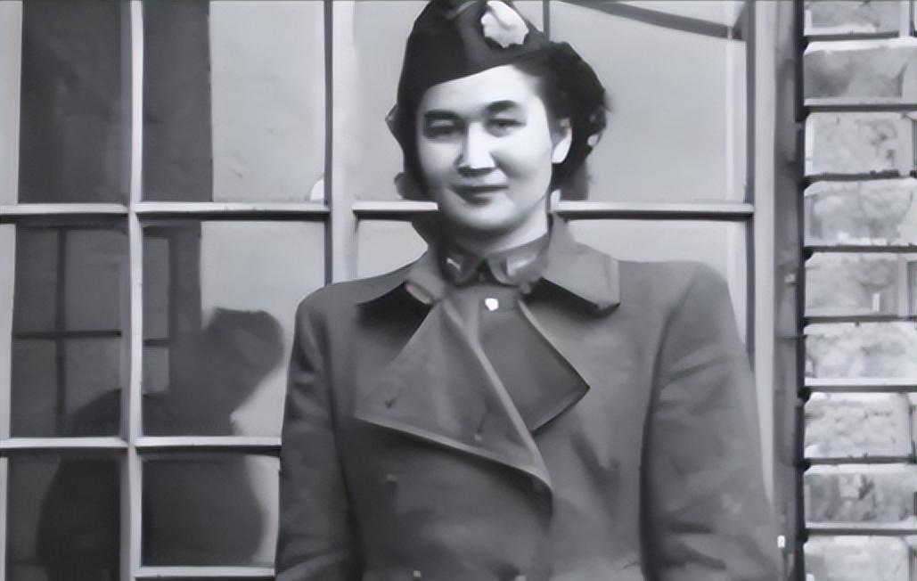 1940年，地下党康乃尔正在茶楼玩牌，一军统美女突然拍了拍他的肩膀，使了个眼色说