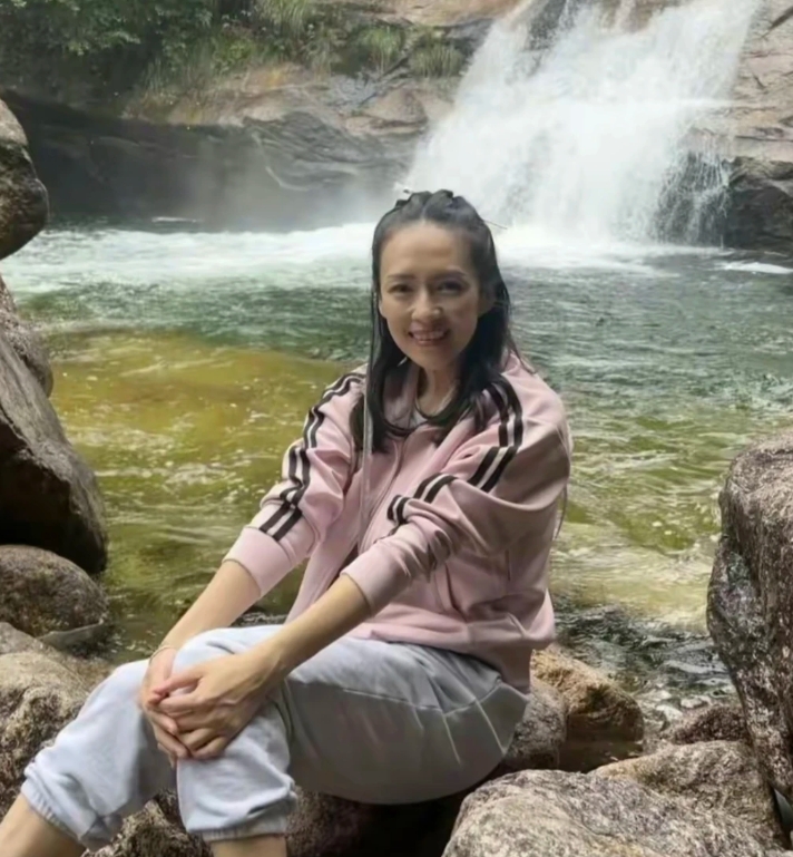 章子怡五一假期的行踪被曝光，她不仅游览了黄山这座天下第一山，还登上了齐云山这一四