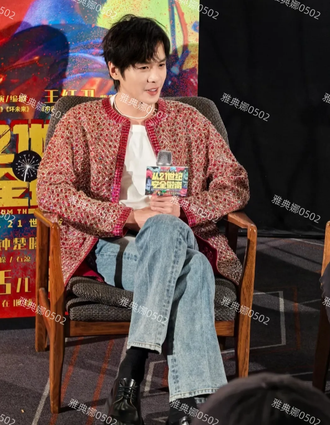 武汉见到张若昀，本人怎么那么帅，一眼沦陷！
一直认为张若昀不是帅哥，没想到本人脸