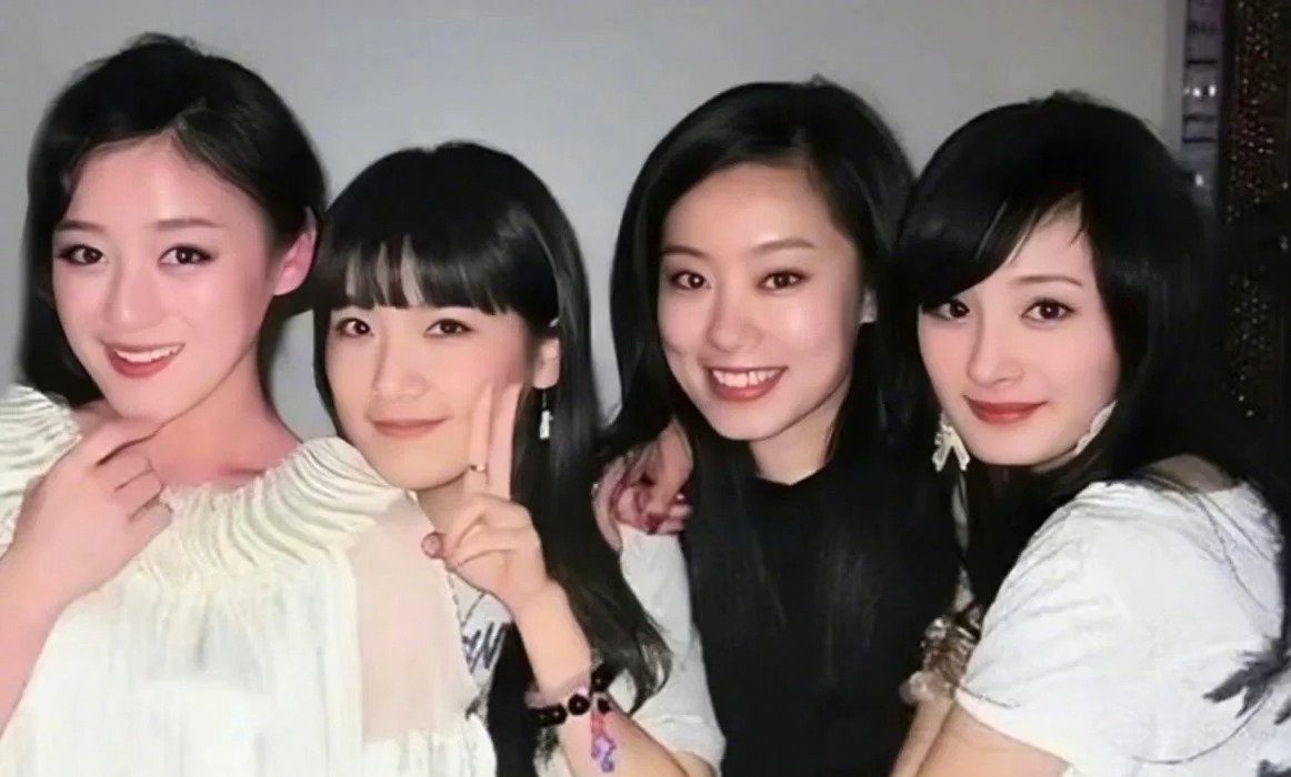 一个宿舍，4个红了3个
没想到杨幂、张小斐、袁姗姗是同学，
还都火了！