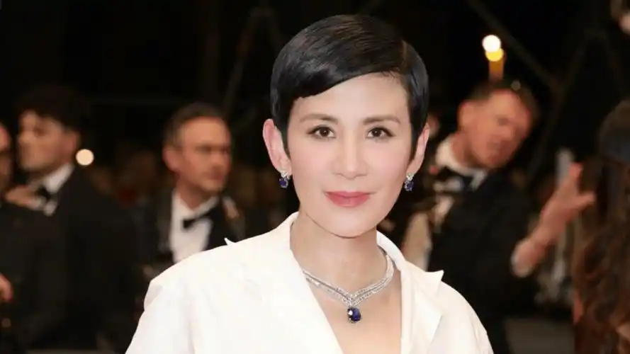 有一次，吴君如在节目中爆料：“娱乐圈有个集邮女，四大天王中，只有刘德华没有上钩，