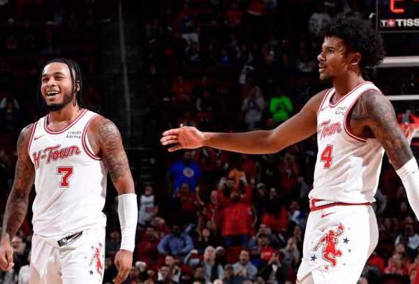 近日，火箭队内的新星杰伦-格林接受了记者采访，他谈到了自己对于队内新人的帮助，他