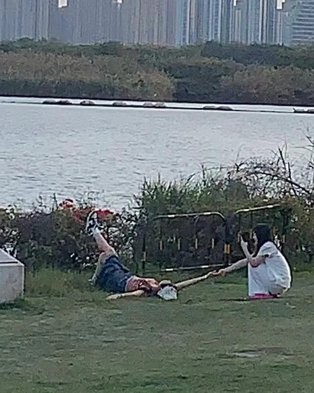 看到两个女孩子这样躺地上拍了两个小时
哈哈哈哈照片的旁边都是人啊

还好最后一张
