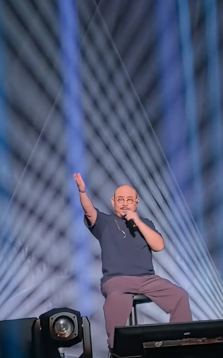 中国应该出个法律，凡刀郎的演唱会，每人只能去一次，发现去了二次的，罚款1万。拘留