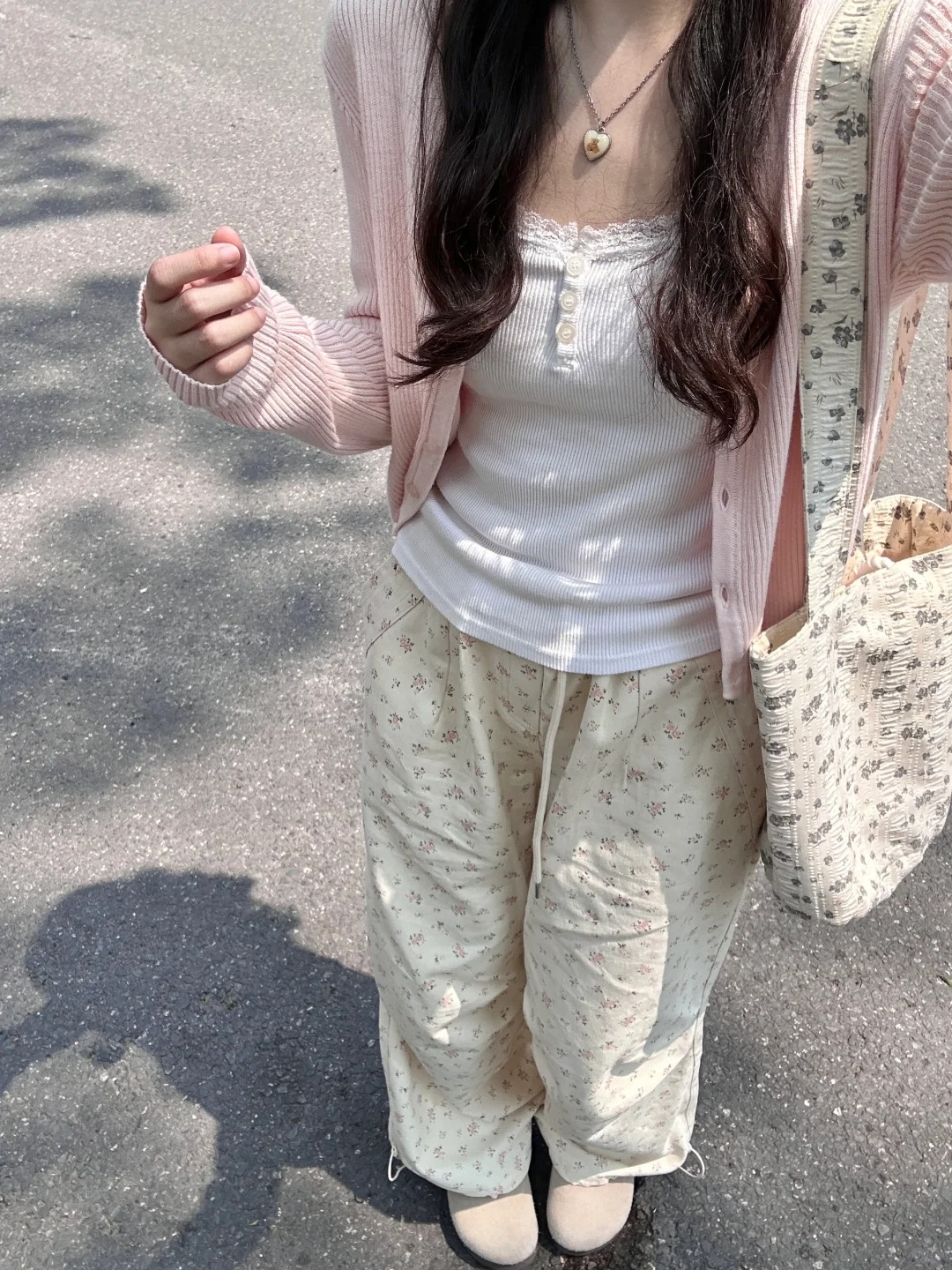 Bm蕾丝吊带搭碎花裤和粉针织好春天！！
Bm的ShannonSweater甜甜的