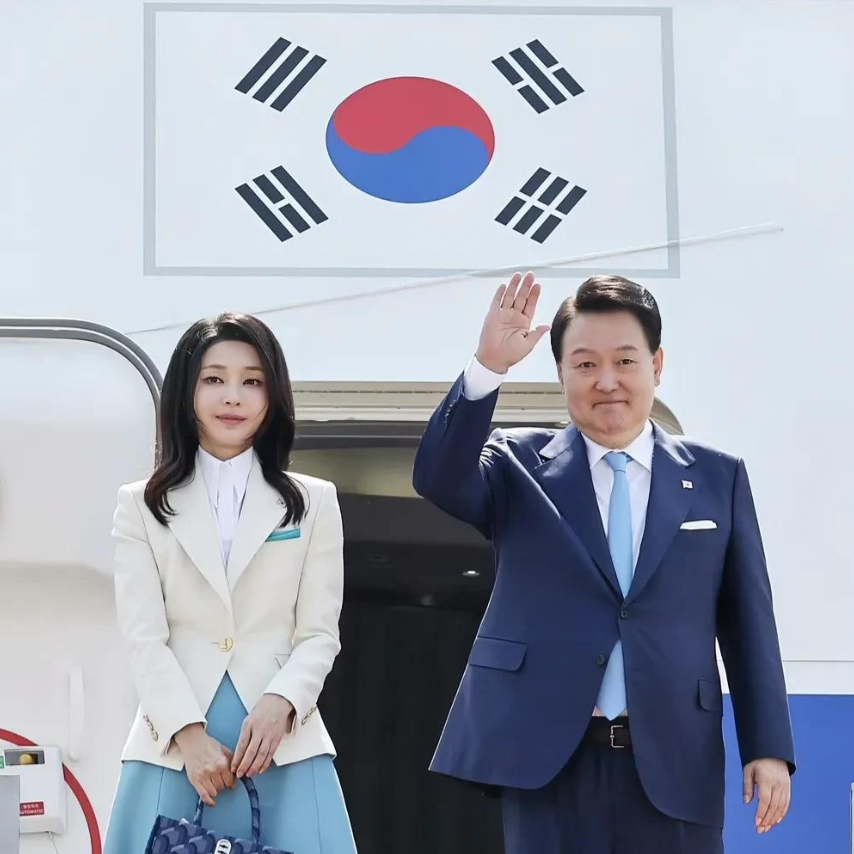 太尴尬了！韩国专家：尹锡悦结局已经注定。韩国总统尹锡悦违反流程下达全国戒严之后，