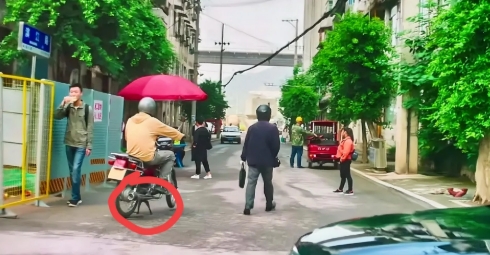 嘿，可算让我揪出《我是刑警》里的一处穿帮镜头啦！之前追剧的时候，看到那段情节，还