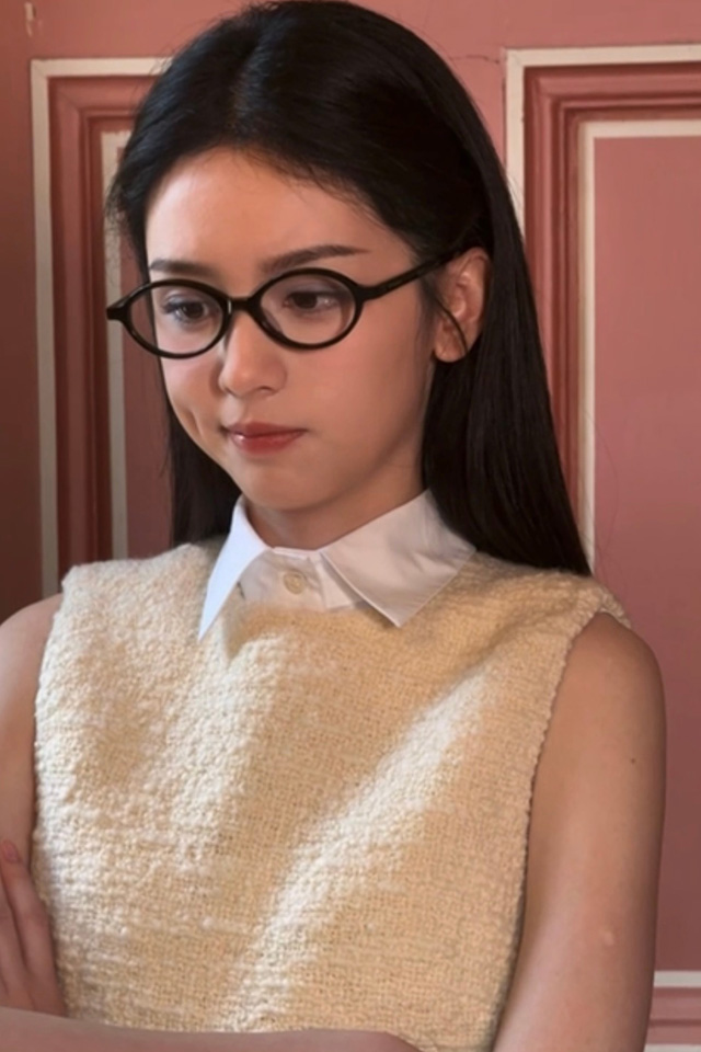 #周也模仿陈欣怡# ​前三张，不知所谓。后三张，也子回归，这才是专属周也的可爱与