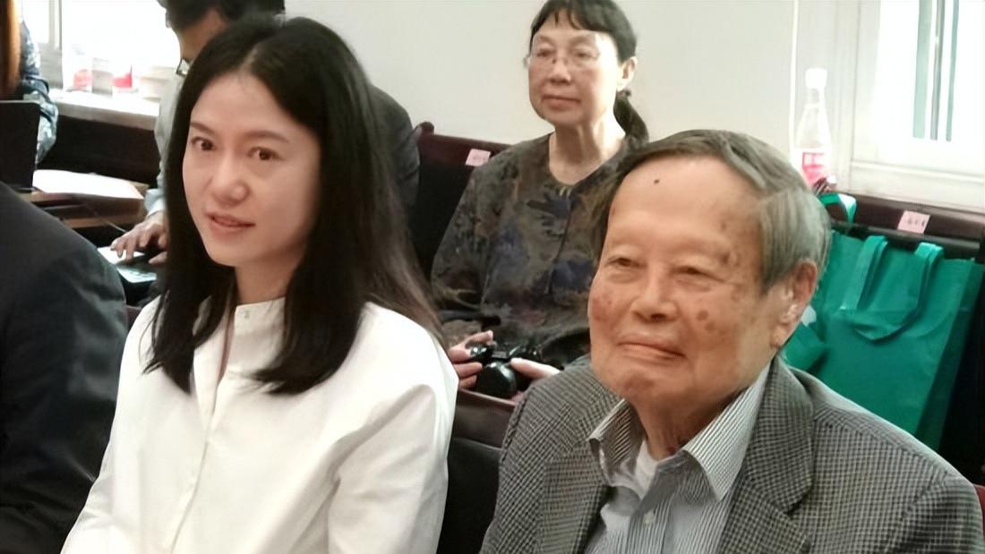102岁杨振宁头脑灵活走路稳健，长寿秘诀曝光，妻子翁帆劳苦功高