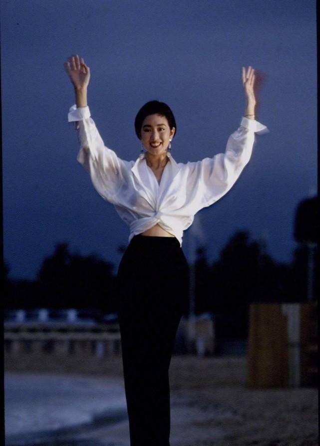 谁说红毯只能穿华丽长裙