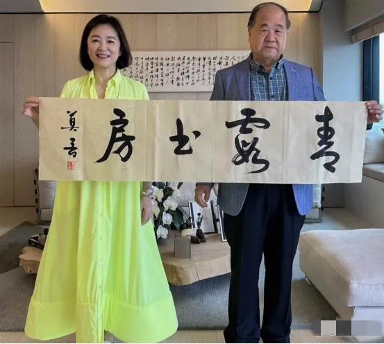 这是林青霞邀请莫言来香港家中小聚时的合影！

两位作家不只交流写作心得，而且还互