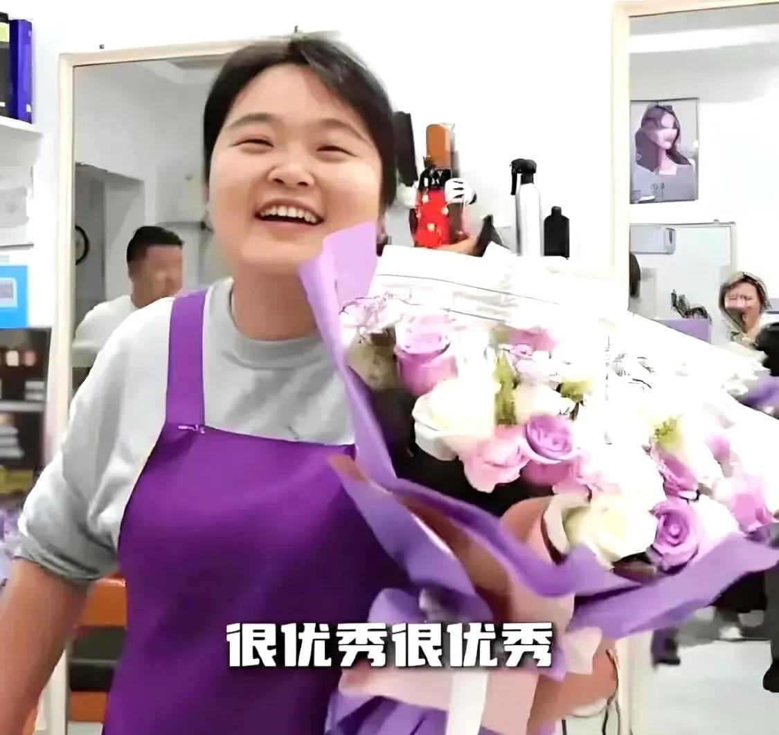 网红理发师晓华，瞒住了所有人！
晓华突然冲上热搜，谁也没想到，一张照片，意外曝光