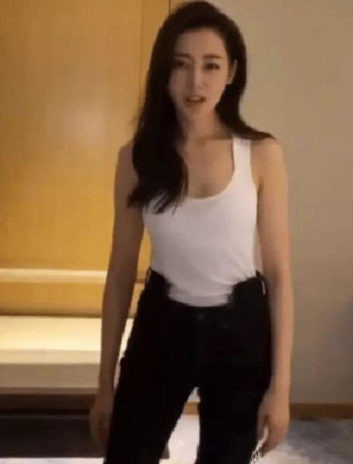 张天爱在家健身