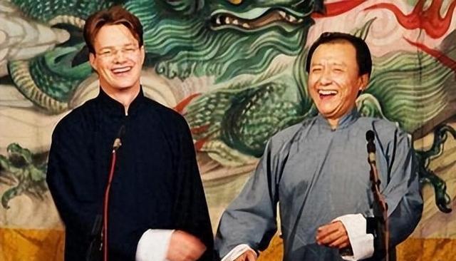 姜昆洋徒弟大山：四上春晚红遍全国，终因冯巩一句话果断离开中国（姜昆的儿子现在哪工作）-第1张图片-九妖电影