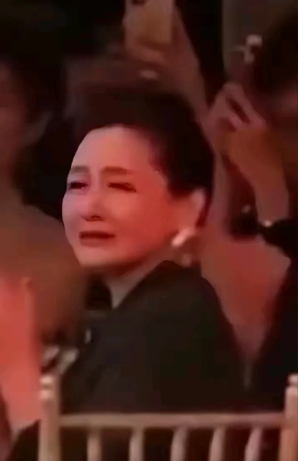 小杨阿姨已带着 32 件儿童用品进驻信义区公寓。具光头收拾金银细软，回了韩国！老