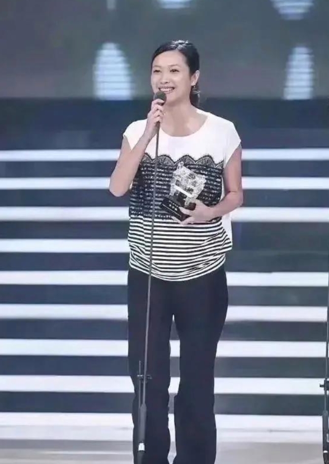 徐静蕾已经50岁了，名副其实的老徐了。年轻时没给朔爷生个一男半女属实可惜了。