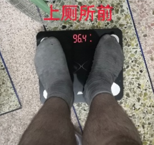 实不相瞒，我以为你穿了黑裤子