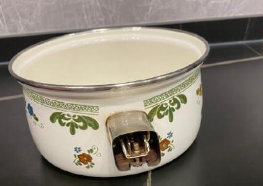 作为第一批回老家的人，一进屋就傻了眼。角落里堆满旧物件，灰尘厚得能呛人。想起之前