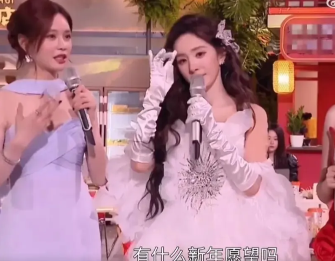 杨幂的情商真是个迷，你说她情商低吧，在面对媒体的犀利提问时，总能很得体的应对。