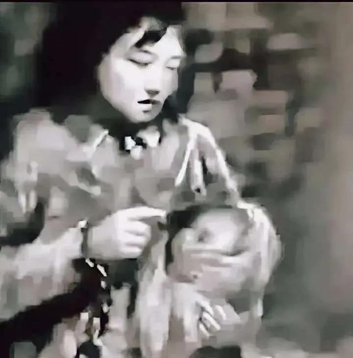 图片一是当年日寇记者拍摄的，这位女士戴着铁链，因为没有奶水，正在咬破自己的手指，