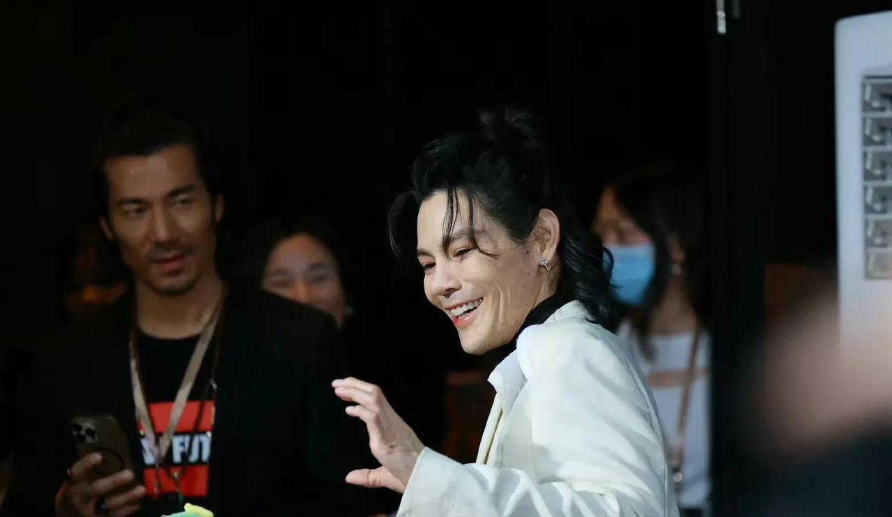 除了身体构造不一样，他这一身比女人还女人的穿搭居然还挺顺眼，就是配个绿丝袜有点不