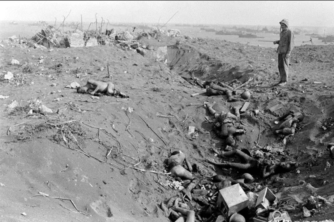 这张照片拍摄于1945年3月3号，地点硫磺岛。

为期37天的硫磺岛战役已经打了