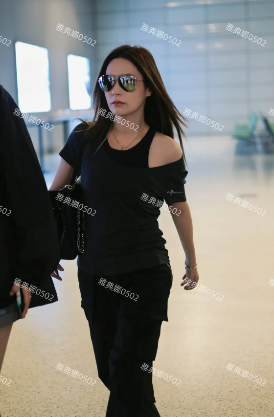 钟欣潼机场生图，瘦下来的阿娇颜值真扛打，脸特别小巧精致，每个角度都很上镜，一点儿