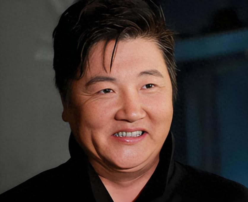 如果不是因为父母离了婚，买宝瑶现在指不定多风光呢！她妈是春晚常客，她爸是乐坛大佬