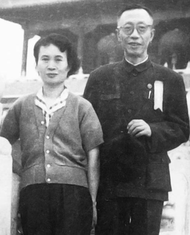 1962年，56岁溥仪迎娶38岁女护士李淑贤。新婚之夜溥仪开着100瓦的灯泡，一