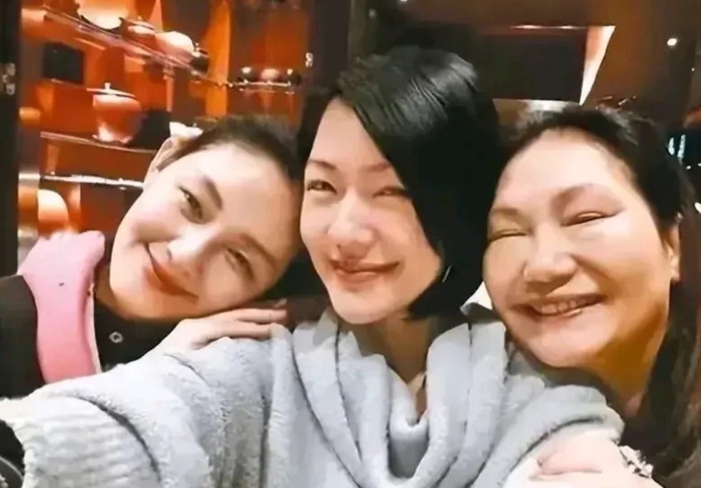 2个女婿，S妈还是更喜欢汪小菲。
网传大S去世前，
是S妈打电话给汪小菲的，
说