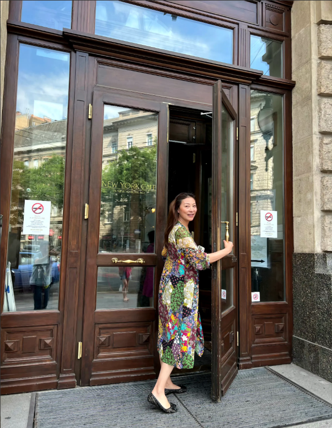 影后岳红又跑到纽约逍遥自在了，想想她以前被前夫甩了，还得抗癌，单亲妈妈拉扯孩子，